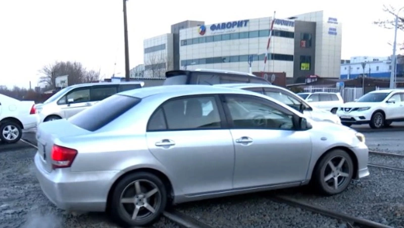 Завершается обустройство проезжей части возле железнодорожного переезда на улице Сахалинской - Центр внимания 31.10.25