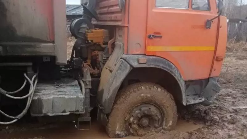 «Технику по такой дороге не пущу»: в Смирных из-за грязи мусоровозы не могут забрать отходы