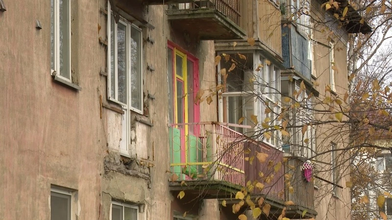 В Южно-Сахалинске жильцы аварийного дома отказываются переезжать из центра на соседнюю улицу