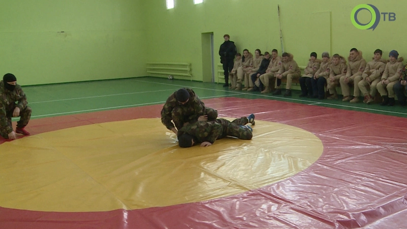 Сахалинские юнармейцы познакомились с вооружением Росгвардии