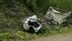 На юге Сахалина обнаружили расплющенный грузовик   