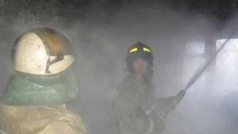 Пожарные эвакуировали человека из горящего дома в Тымовском районе