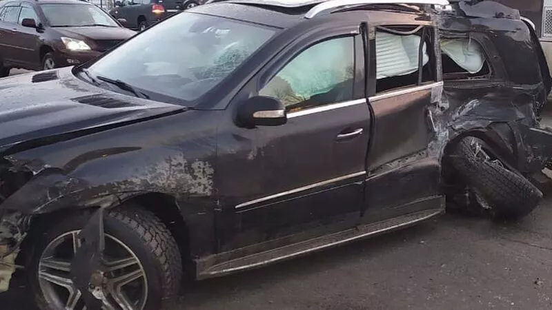 В Южно-Сахалинске Mercedes влетел в автобус с пассажирами, зацепив еще три автомобиля