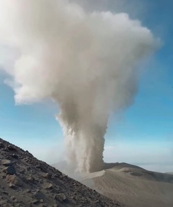 Мощнейшее извержение Эбеко привлекло на Сахалин и Курилы десятки туристов