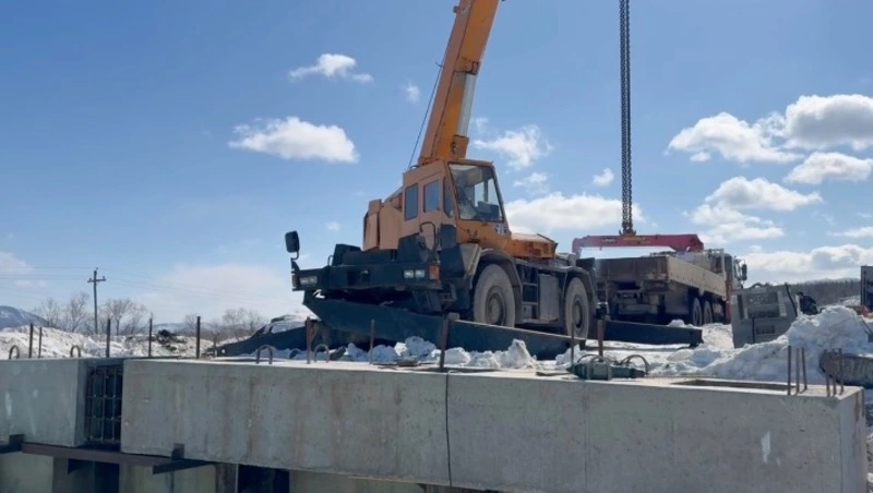 Мост через реку Водолей в Углегорском районе реконструируют до середины лета 