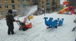 Управляющая компания в Холмске будет расчищать дворы от снега при помощи снегороторов
