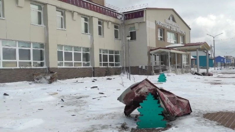 Крышу Дома культуры в Южно-Курильске снесло из-за сильного тайфуна