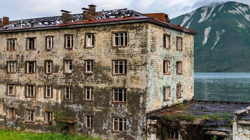 Команда известного программиста Касперского заглянула в кратер вулкана Эбеко и заброшенный поселок