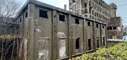 Мэрия Холмского района закроет доступ к заброшенным зданиям по решению суда