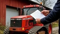 Директор МУП арендовал незарегистрированный на Сахалине трактор у родной сестры своей жены