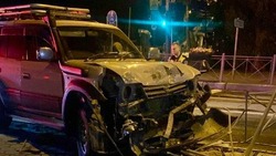 Снес забор и морду автомобиля: водитель «Прадика» пытался скрыться от погони в Южно-Сахалинске 