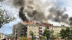 Скорая помощь приехала к дому в Южно-Сахалинске, где горит крыша