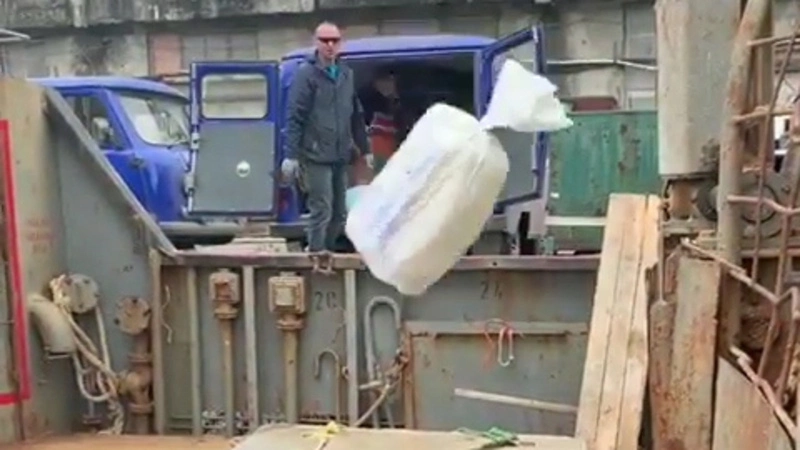 Грузчики «Почты России» сыграли курильскими посылками в баскетбол