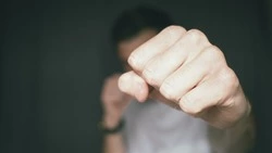 Пенсионер из Холмска насмерть забил собутыльницу кулаками из-за банковской карты