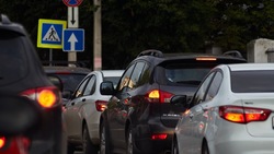 Водитель рассказал о транспортном коллапсе из-за автохамов возле школы №1 в Долинске
