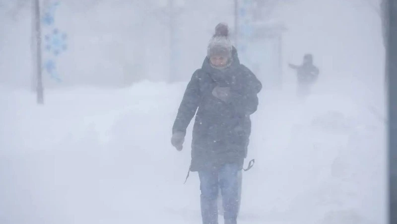 Сотрудники МЧС России оказывают помощь во время циклона на Сахалине