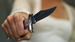 Сахалинка за оскорбления ударила кухонным ножом друга своего сожителя: мужчина умер
