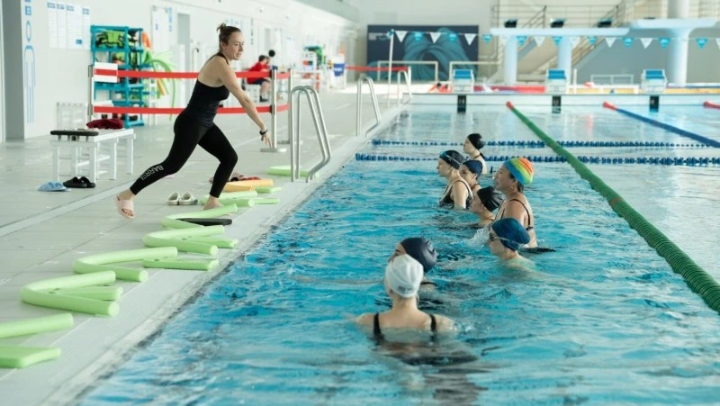 Более 100 будущих мам присоединились к бесплатным занятиям аквааэробикой в Южно-Сахалинске