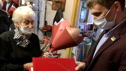 95-летняя анивская поэтесса в свой день рождения представила публике новый сборник стихов
