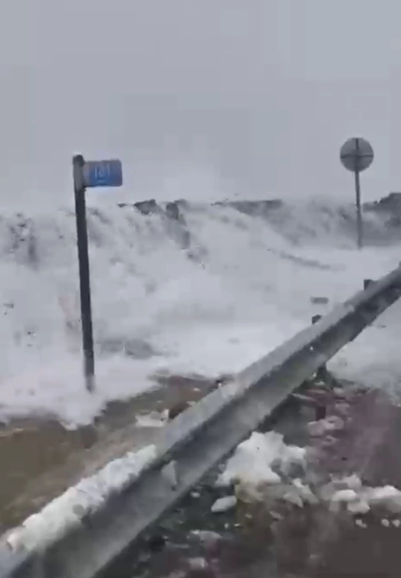 Охотское море подтопило трассу на Сахалине во время циклона со штормом