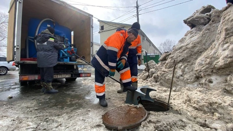 За три месяца сотрудники водоканала устранили около тысячи засоров канализации в Южно-Сахалинске