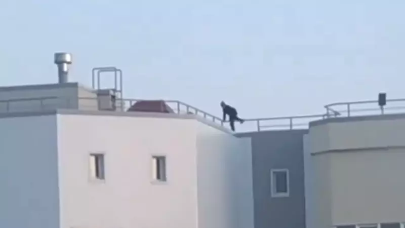 Крыша 14-этажного дома стала модным местом прогулки детей в столице Сахалина