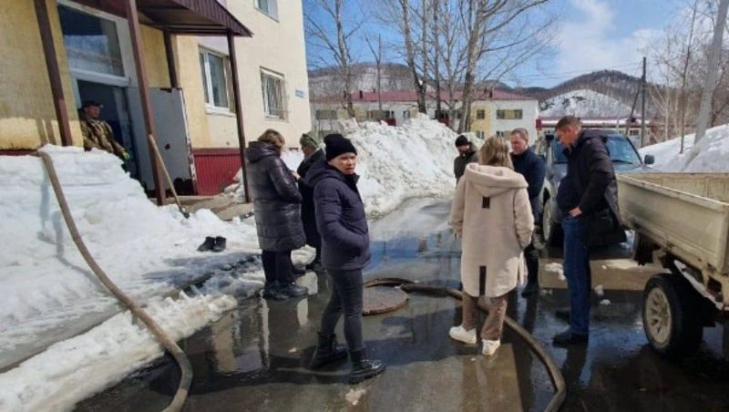 Комиссия Госжилинспекции обследовала подвал дома в Долинском районе