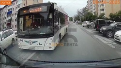 Пассажирский автобус выехал на «встречку» в Южно-Сахалинске