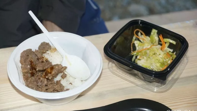 После скандального видео эксперты проверили, как на Сахалине кормят рабочих на перешивке жд-путей