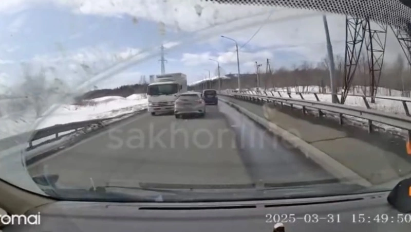  Водитель Honda едва не устроил серьезное ДТП с грузовиком под Поронайском