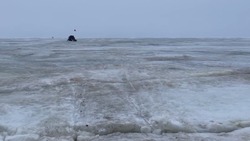 «Дурачки, их сейчас выкинет»: рыбаки снова вышли на качающийся сахалинский лед