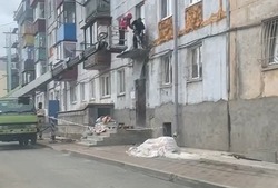 «Как в анекдоте»: рабочий на юге Сахалина пилил козырек дома, на котором стоял