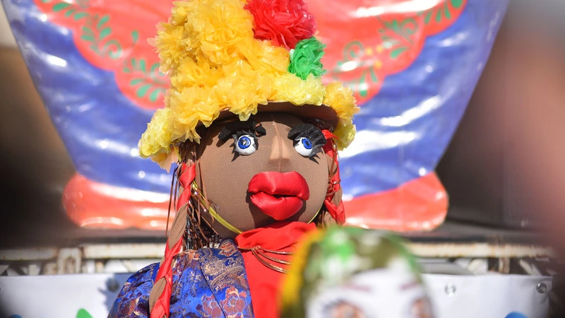 В Поронайске сделали чучело зимы-африканки