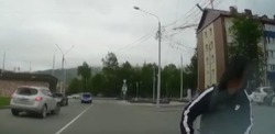 В Южно-Сахалинске велосипедист смял чужую машину в аварии и сбежал