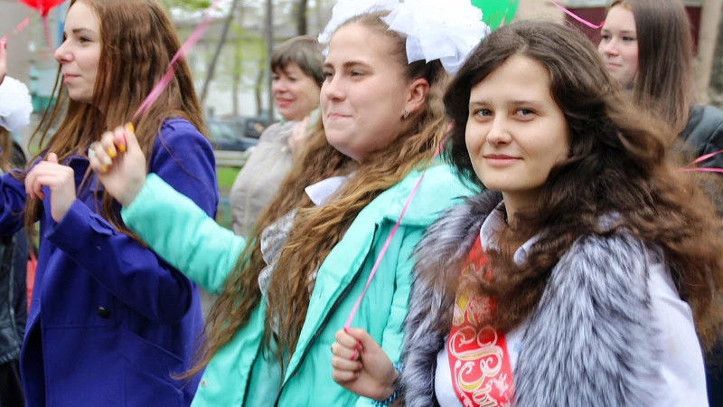 В селе на Сахалине прозвенел звонок для одной выпускницы