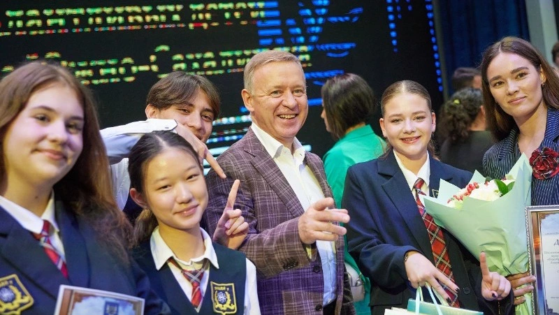 В Южно-Сахалинске 25 школьников получили именные стипендии мэра 