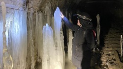 Диггеры нашли на Сахалине пещеру с ледяными сталагмитами