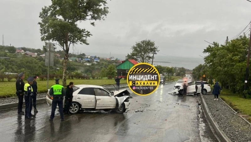 «Столкнулись лоб в лоб»: утро субботы в Корсакове началось с ДТП двух легковушек