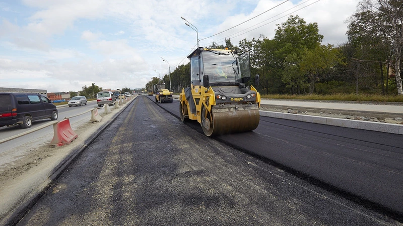 В Южно-Сахалинске дорожники наконец начали асфальтировать развязку на проспекте Мира