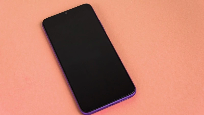 Сахалинка украла телефон знакомой и сдала его в ломбард