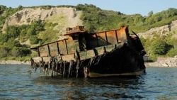 Девять затонувших кораблей вытащили из воды вблизи порта Корсакова