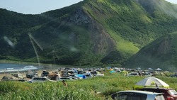 «Шагу негде ступить». Сотни сахалинцев ставят палатки на пляжах