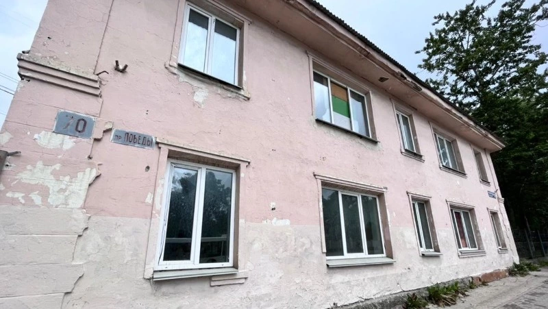 Битое стекло летит в глаза прохожим возле заброшенных зданий в Южно-Сахалинске