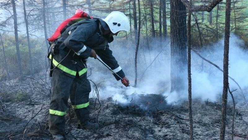 Пожар в Охинском районе тушат 52 человека и вертолет