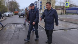 Губернатор проинспектировал ямочный ремонт дорог в Макаровском районе
