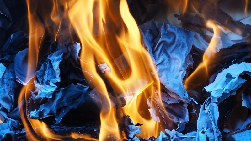 Спасатели потушили частный дом на улице Комсомольской в Южно-Сахалинске