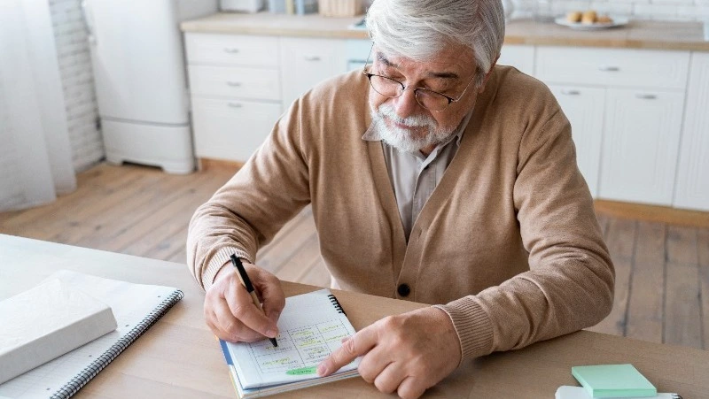 Пенсионерам и людям с инвалидностью поднимут пенсии, чтобы они платили сиделкам