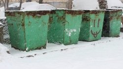 На Сахалине двое мужчин нервно прятали стопки газет у мусорных баков