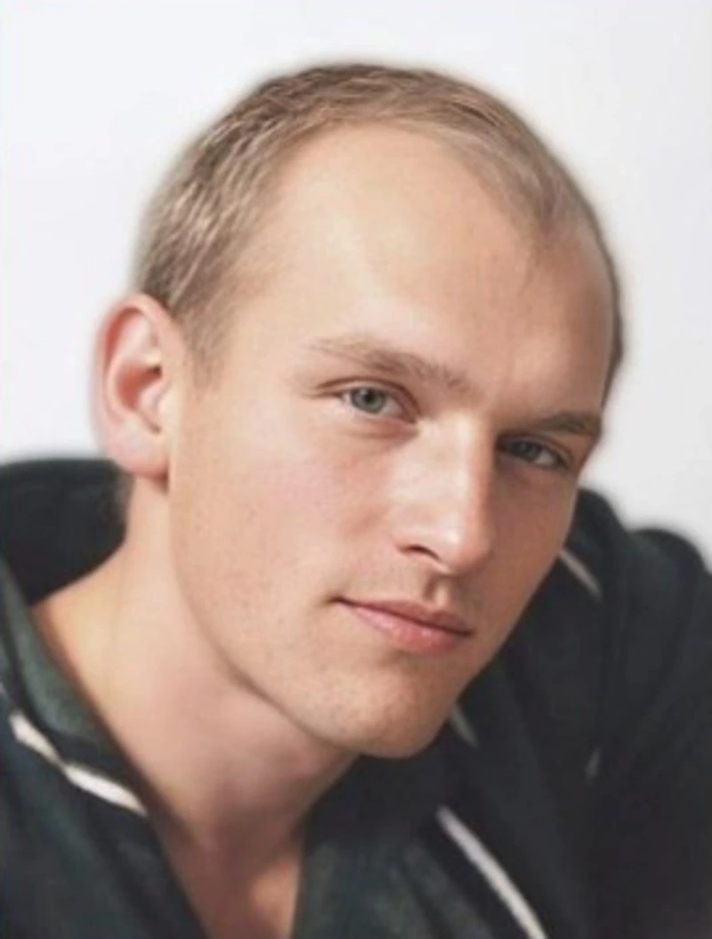 На Сахалине ищут 39-летнего мужчину с татуировкой на животе в виде стрелки вниз и надписью «хам»