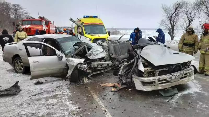 В районе Троицкого разбились две иномарки. Один человек погиб, четверо пострадали